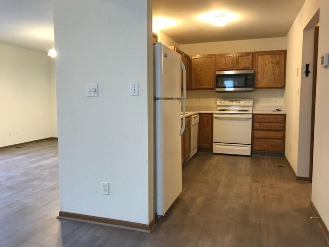 Foto del edificio - 3 bedroom 2.5 bth, 2car gar Washburn Rural...