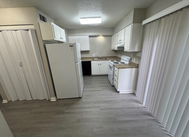 Building Photo - 802 British Wood Dr SW