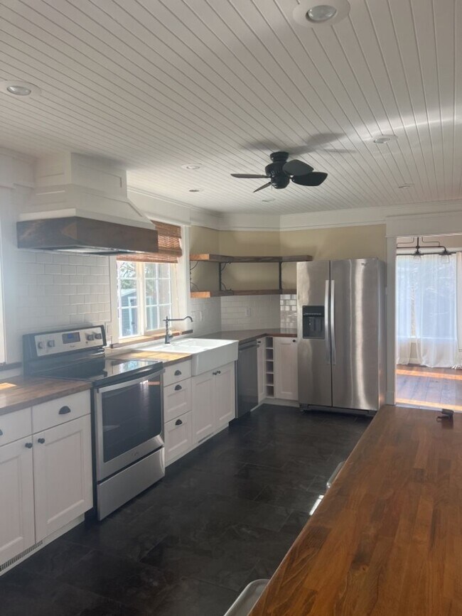 Foto del edificio - Introducing a stunning 4 bedroom, 2 bath r...