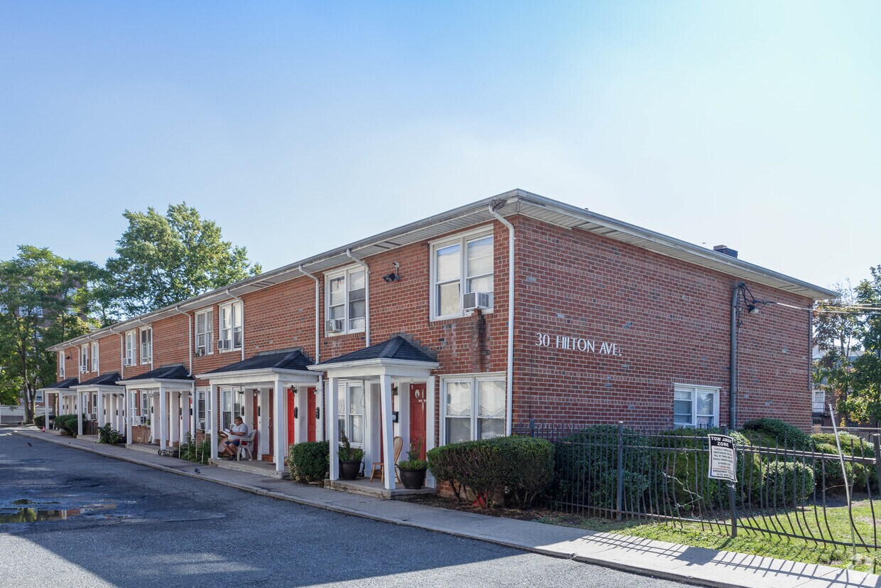 Primary Photo - 30 Hilton Ave