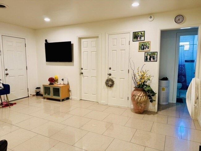 Building Photo - 9121 Oasis Ave