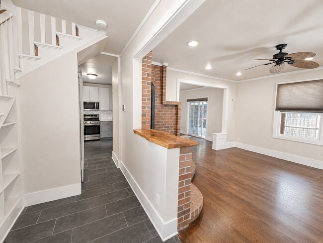 Foto del edificio - Heart of Bend Oasis: 3-Bedroom Home with Live-Edge Accents, New Carpet, and Fenced-In Parking
