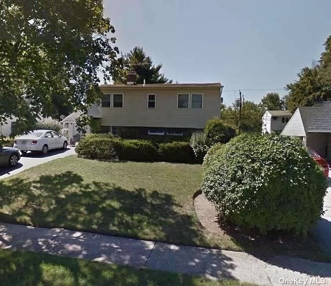 25 Sprucewood Dr, Levittown, NY 11756 Room for Rent in Levittown, NY