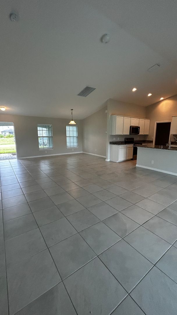 Building Photo - 4 Bed, 2 Bath Available Now in NW Cape Coral