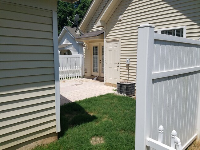 Foto del edificio - COMING SOON! Ballantyne Beauty! Spacious 3BR Home w/ Fireplace & Fenced Yard