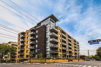 Building Photo - 795 Chem. du Bord-du-Lac-Lakeshore
