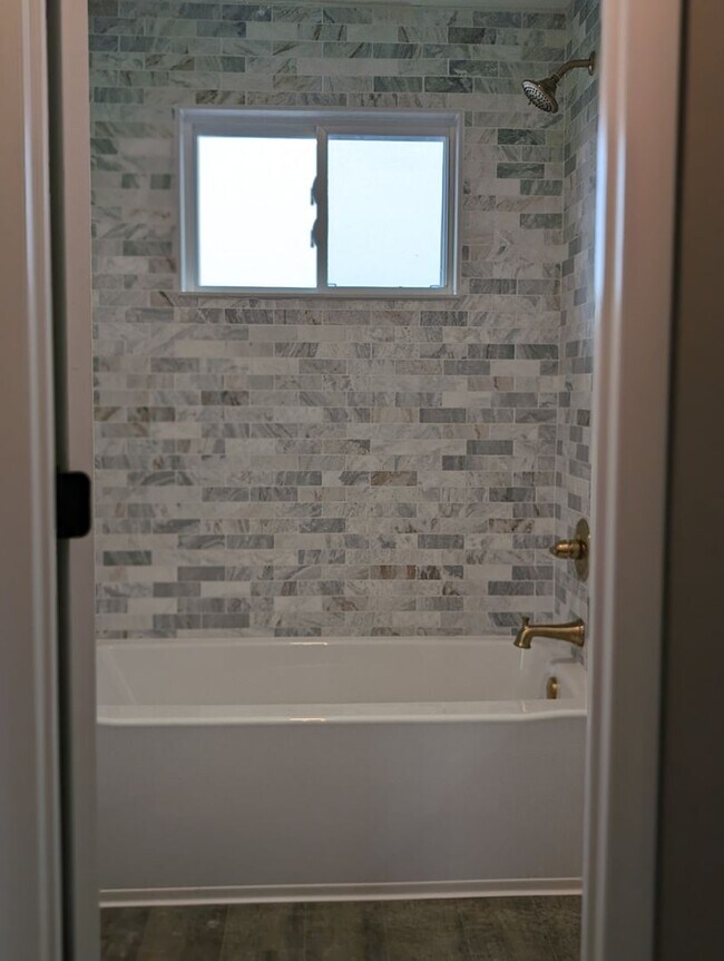 Foto del edificio - ***Brand New Updated 4 Bedroom House****