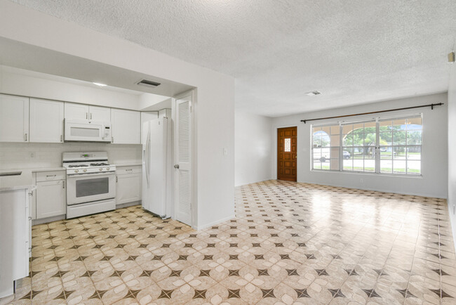 Foto del edificio - 2/2 House Available in Port St Lucie!