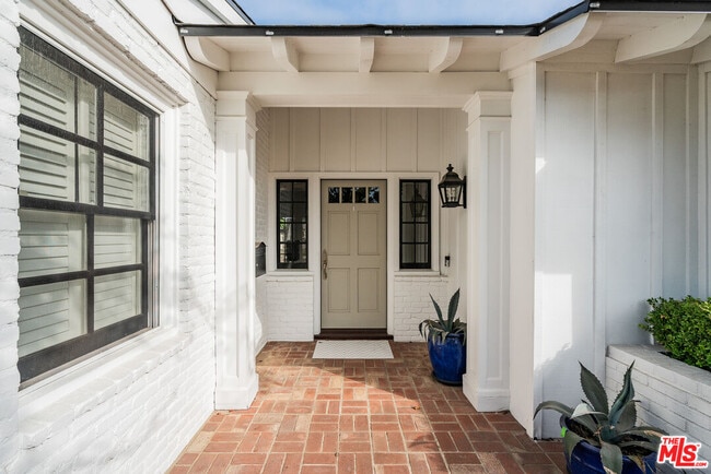 Building Photo - 548 Alma Real Dr