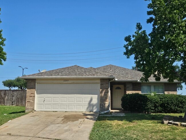 Building Photo - 2205 White Pine Dr