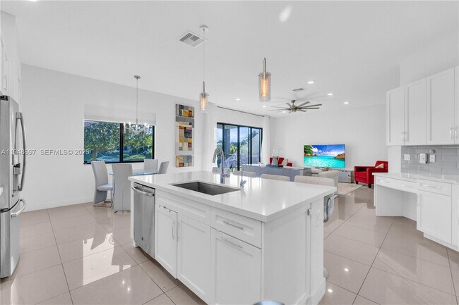 Building Photo - 10890 Shore St