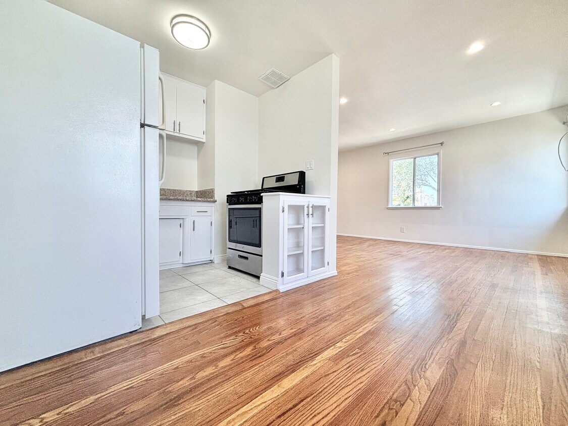Primary Photo - 1276 S Ridgeley Dr Los Angeles, CA 90019
