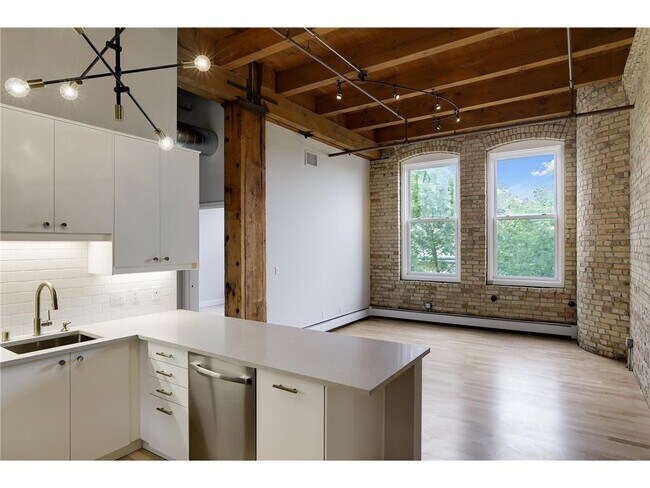 Building Photo - 400 N 1st St
