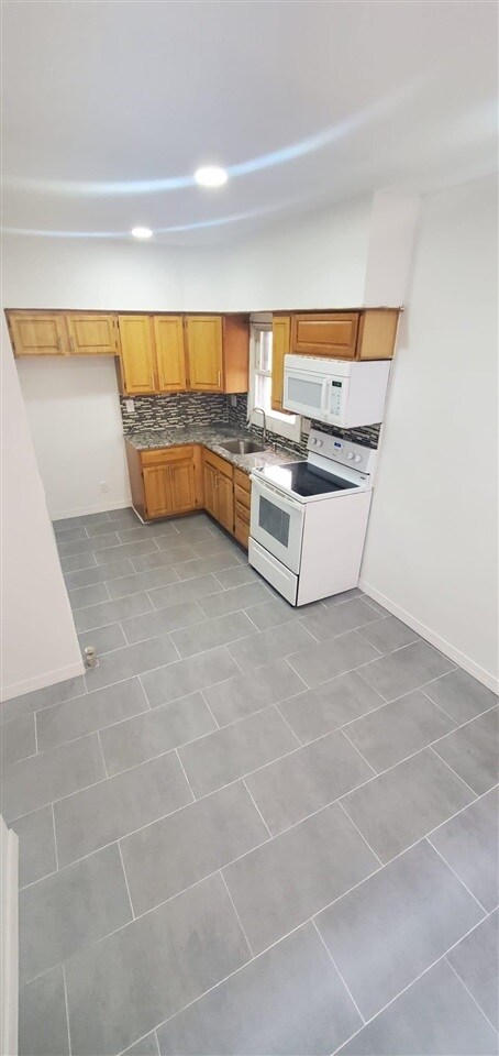 Building Photo - 44 E 33RD St