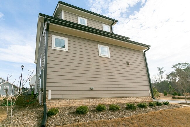 Building Photo - **PENDING APPLICATION updated 8/9** Beauti...