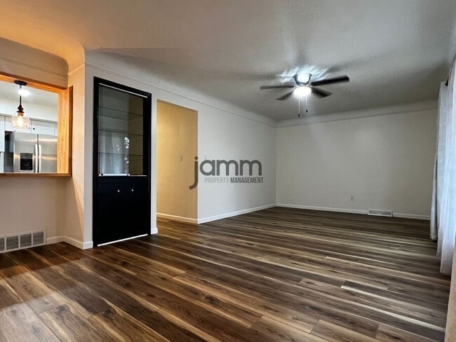 Foto del edificio - 2702 Grovewood Ave