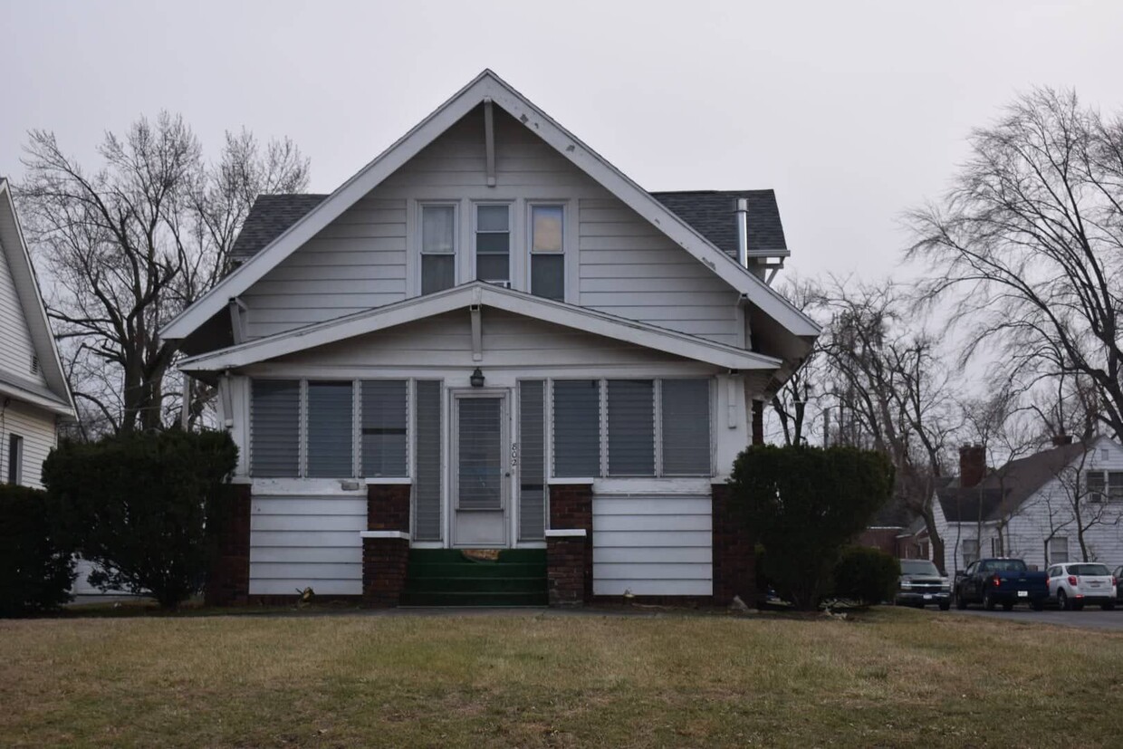 Foto principal - Four bedroom house directly across from BGSU