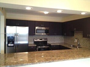 Building Photo - 2500 Parkview Dr