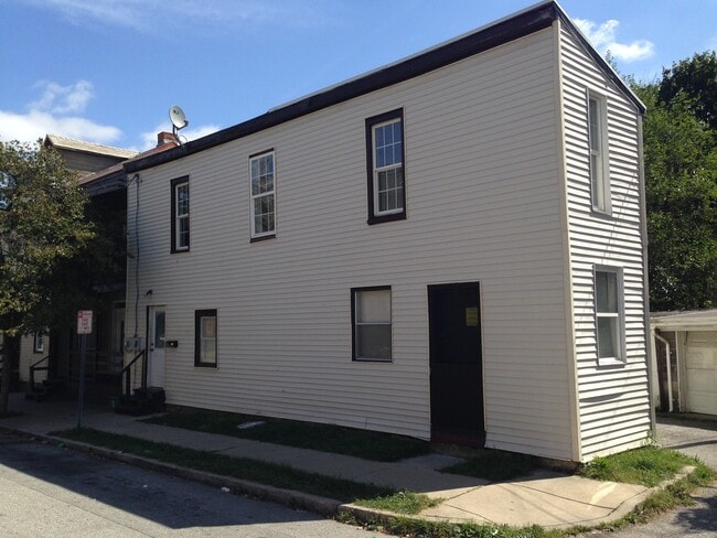 Building Photo - Spacious 2+ Bedroom Apartment-York City SD