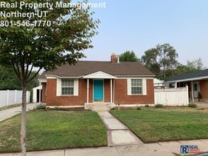 Building Photo - 3135 Iowa Ave