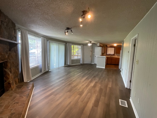 Building Photo - 206 Knoll Dr