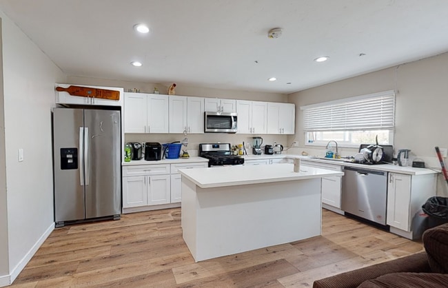 Building Photo - 5779 Mary Ln Dr