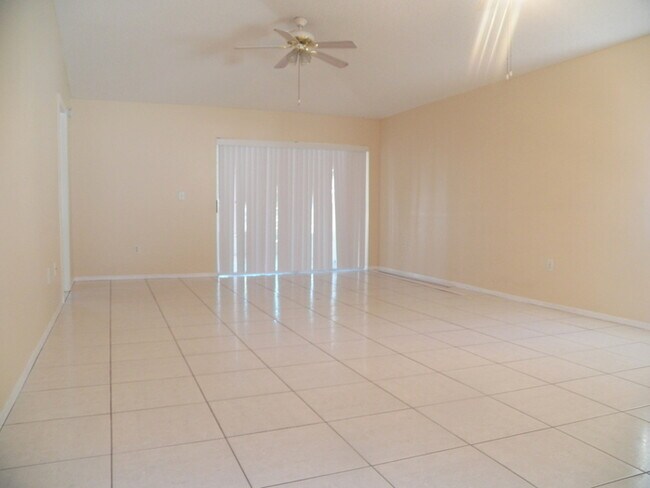 Foto del edificio - 411 Abigail Rd