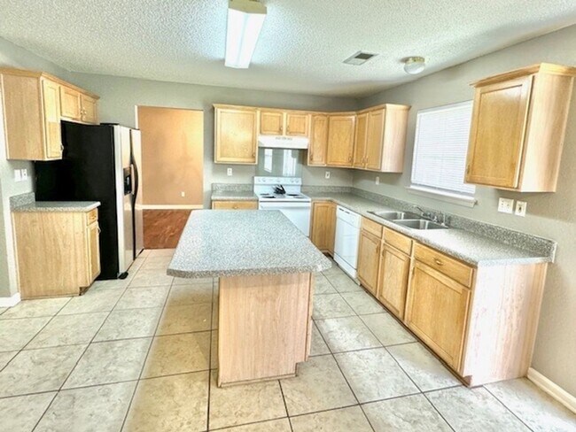 Building Photo - LaurelManorCv5515
