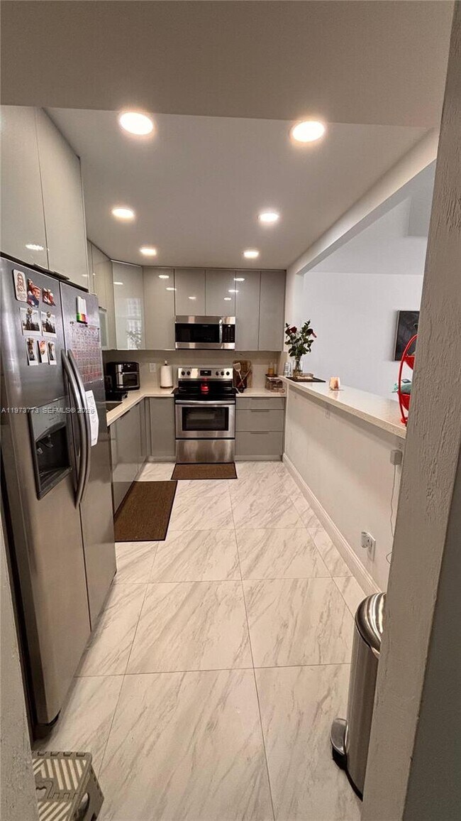 Foto del edificio - 19390 Collins Ave