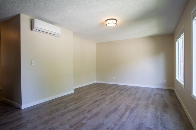 Building Photo - Spacious 2 Bedroom with Stylish Updates + A/C, W/D, D/W!