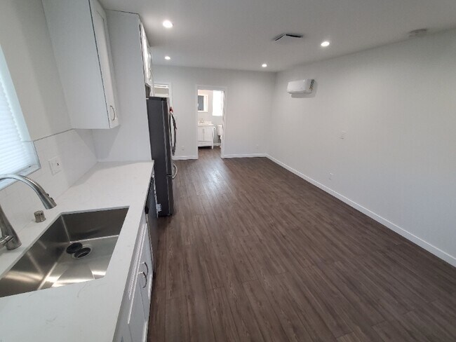 Building Photo - 513 W 103rd St