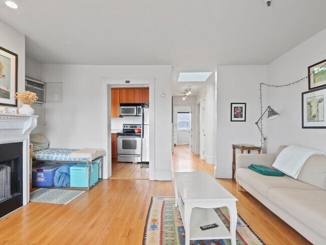 Building Photo - Amazing 3 bed 1 bath in the South End.... Sept 1st move in