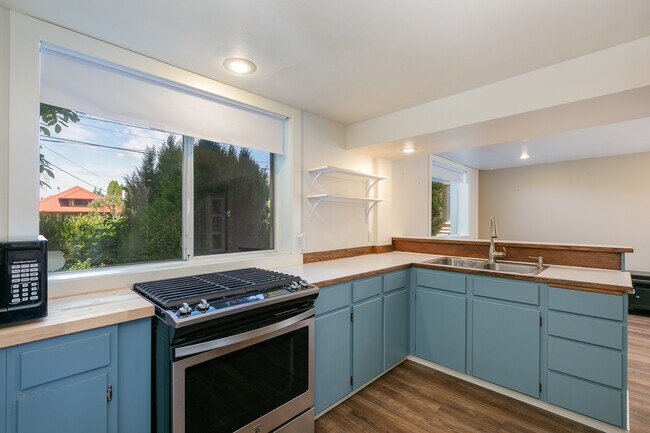 Foto del edificio - 7830 Stroud Ave N