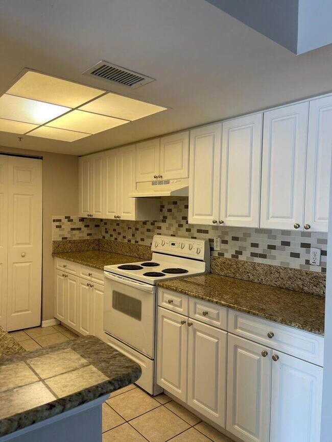 Kitchen - 400 Crestwood Ct N