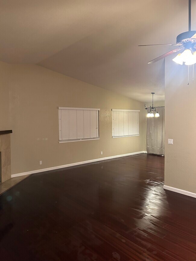 Foto del edificio - 5200 Roseana Ct