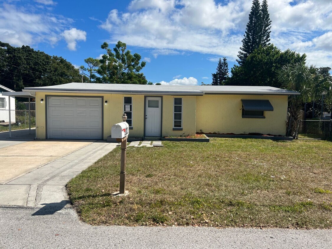 Foto principal - Darling Updated 3BD/1BTH Home in Holiday!