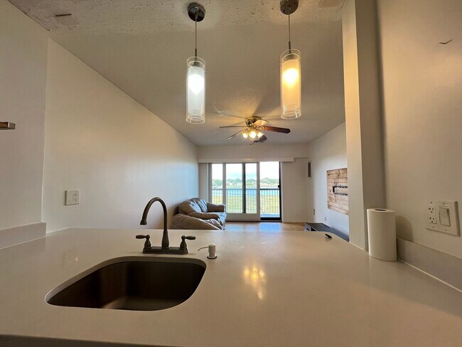 Foto del edificio - 133 Commander Shea Blvd