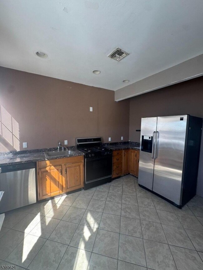 Foto del edificio - 92 Greylock Ave