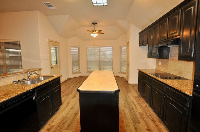 Foto del edificio - FOR LEASE! (Available October 20th) Spacio...