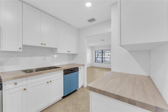 Building Photo - 5208 NE 5th Ave