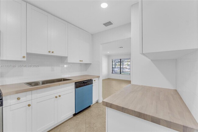 Foto del edificio - 5208 NE 5th Ave