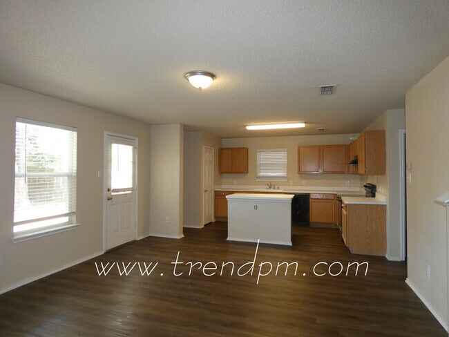 Building Photo - $500 off first month's rent on 12 month le...