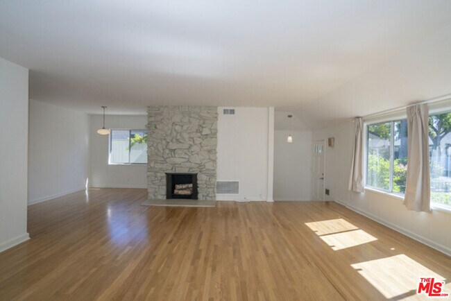 Building Photo - 13947 Peach Grove St