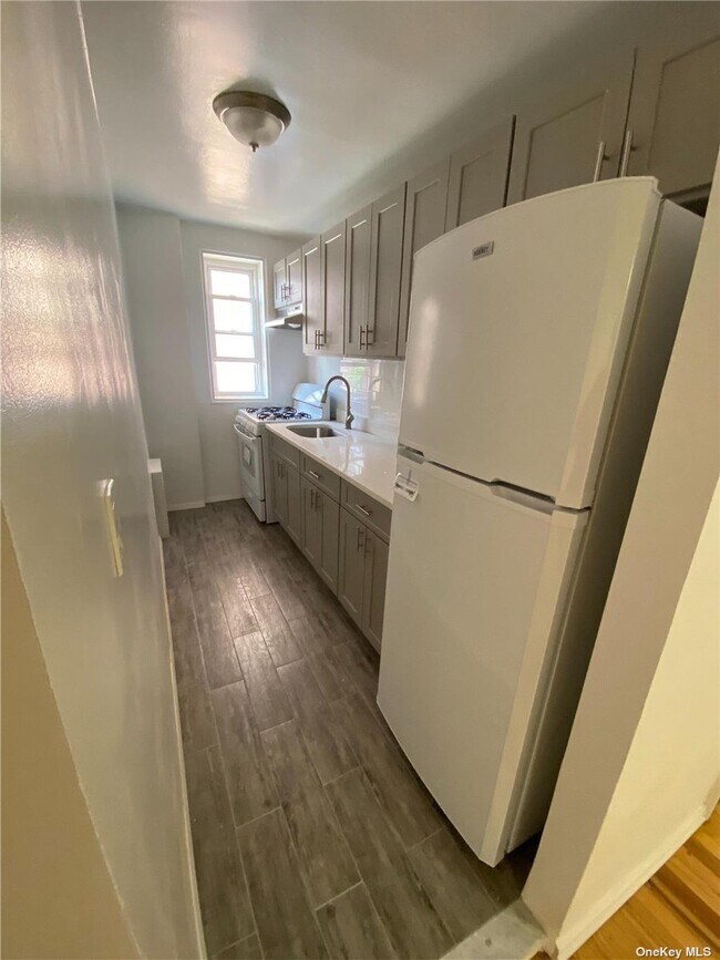 Foto del edificio - 136-42 Maple Ave