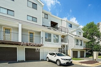 Building Photo - 1611 Carriage House Terrace
