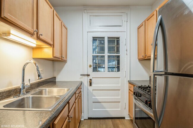 Foto del edificio - 3806 W Irving Park Rd