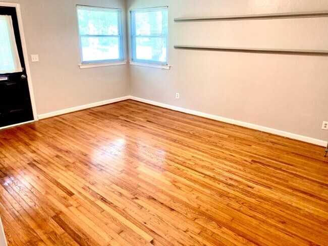 Foto del edificio - 4805 Reynolds St
