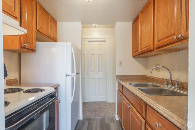 2BD, 1BA - 820-830SF - Cross Creek Garden Apartments