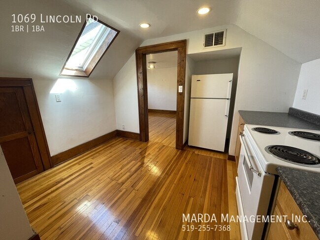 Photo du bâtiment - CHARMING 1 BED/1 BATH UPPER UNIT + UTILITIES