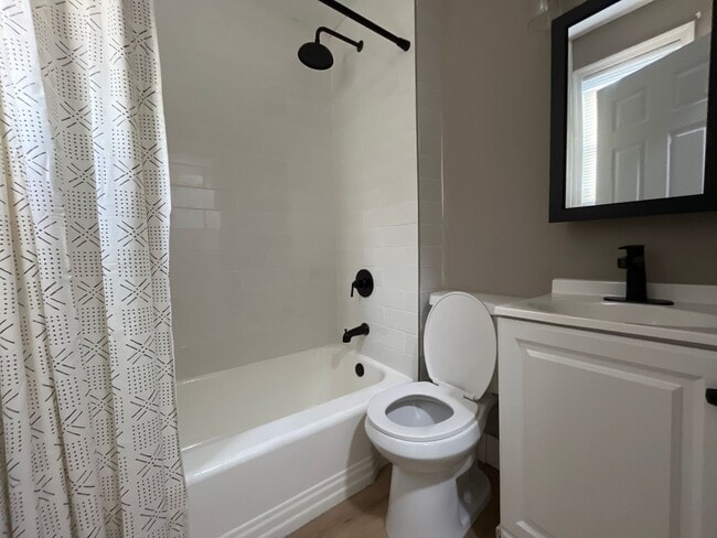 Building Photo - Fully Renovated and Modern 3-Bedroom, 1-Ba...